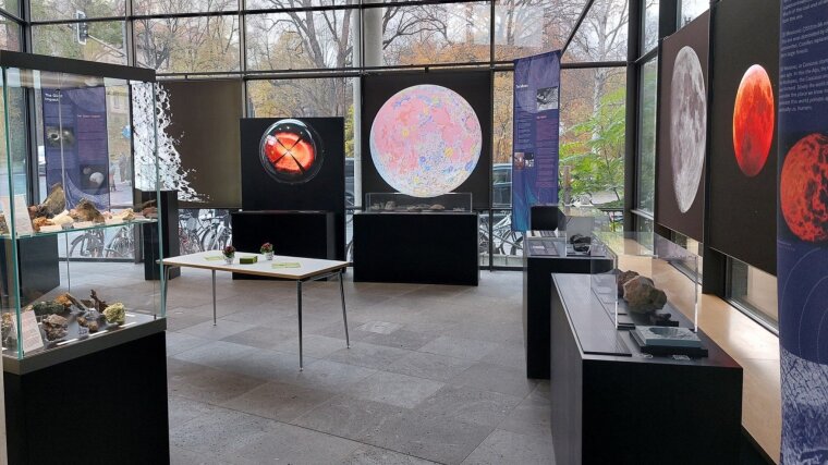 Blick in die Sonderausstellung Moon Impact in der ThULB